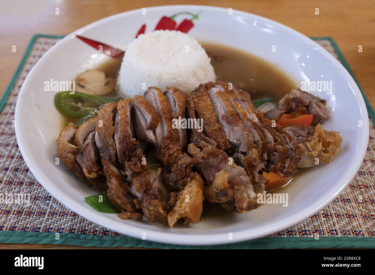 Entenbraten mit Reis, serviert in einem thailändischen Restaurant in Bayern, Deutschland, Europa Stockfoto