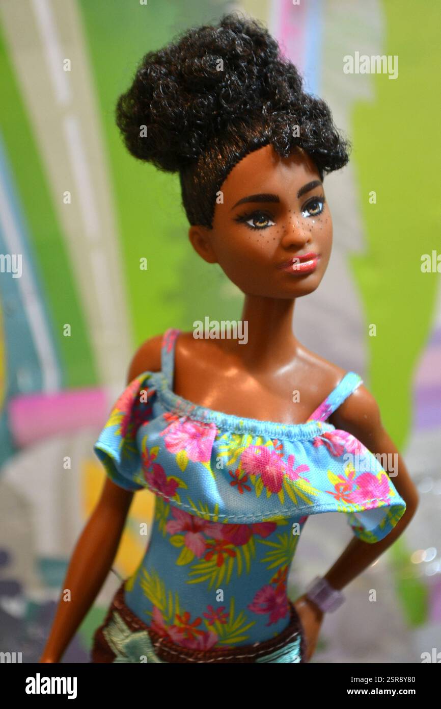 Schöne schwarze barbie-Puppe mit Sommersprossen. Stockfoto