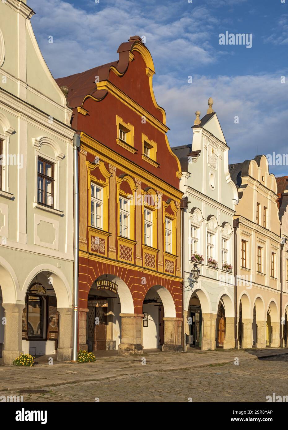 Renaissance- und Barockhäuser mit hohen Giebeln und Arkaden, ZachariaTe z Hradce Square, TelD, Tschechische Republik, Europa Stockfoto