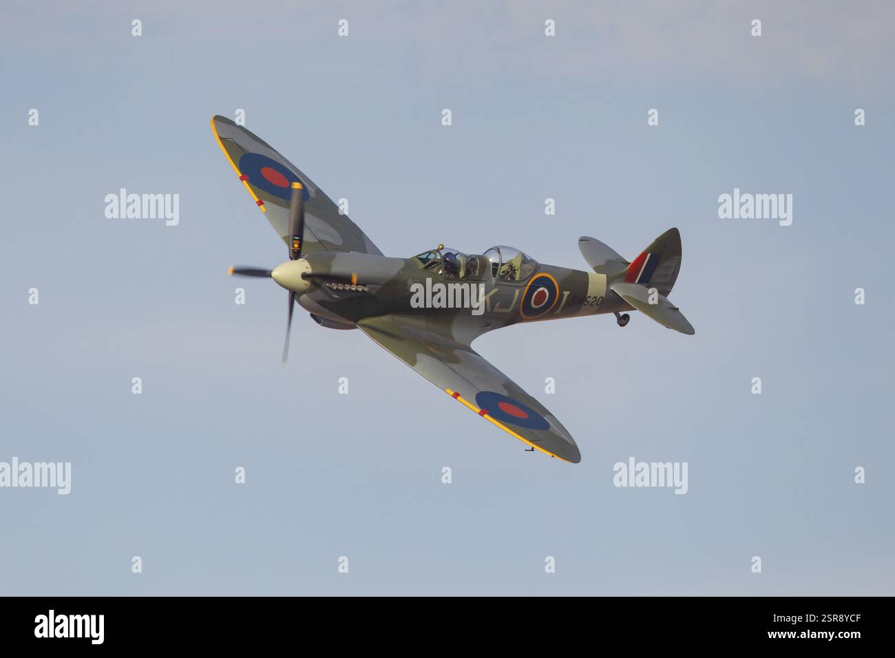 Supermarine Spitfire Warbirchflugzeug in den Farben der RAF Royal Air Force fliegt in einem blauen Himmel, England, Großbritannien, Europa Stockfoto