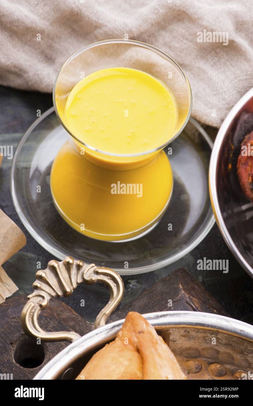 Mango Lassi, Joghurt oder Smoothie. Gesunde probiotische indischen beliebten Sommergetränk Stockfoto