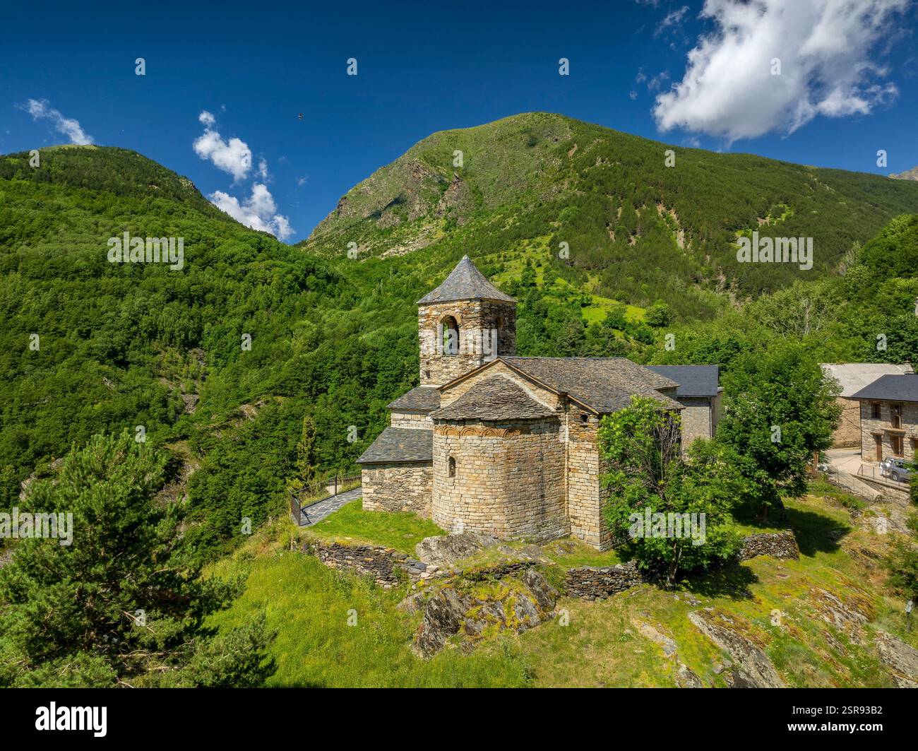 Aus der Vogelperspektive der romanischen Kirche Sant Vicenc de Capdella, im Dorf Capdella, im Tal des Vall Fosca (Pallars Jussà, Lleida, Spanien) Stockfoto