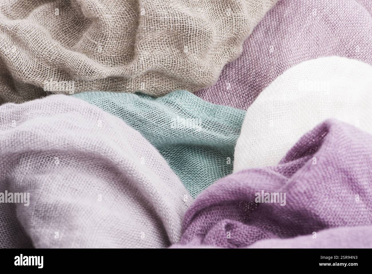 Mehrfarbiges Textil mit violetten Farbtönen und bunten Akzenten und satter, detailreicher Textur, Flachs Stockfoto