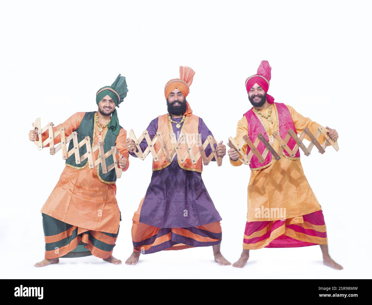 Tänzer spielen Musikinstrumente und spielen Volkstanz-Bhangra MR#779F, 779B, 779C Stockfoto