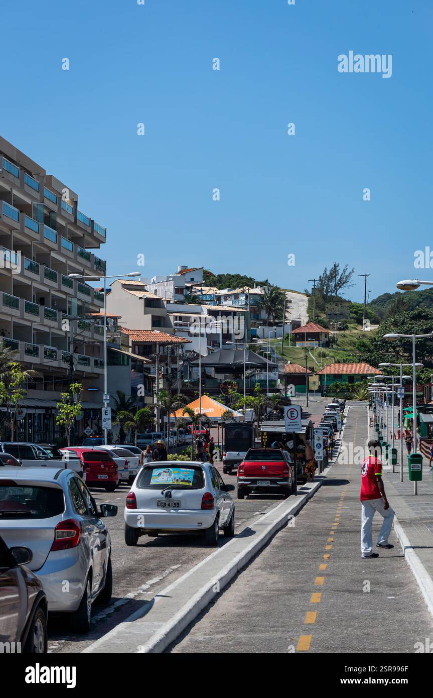 Dr. Hermes Barcelos Avenue Radweg Südansicht im Centro District am Praia Grande Beach, umgeben von urbaner Landschaft unter sonnigem Sommerhimmel. Stockfoto