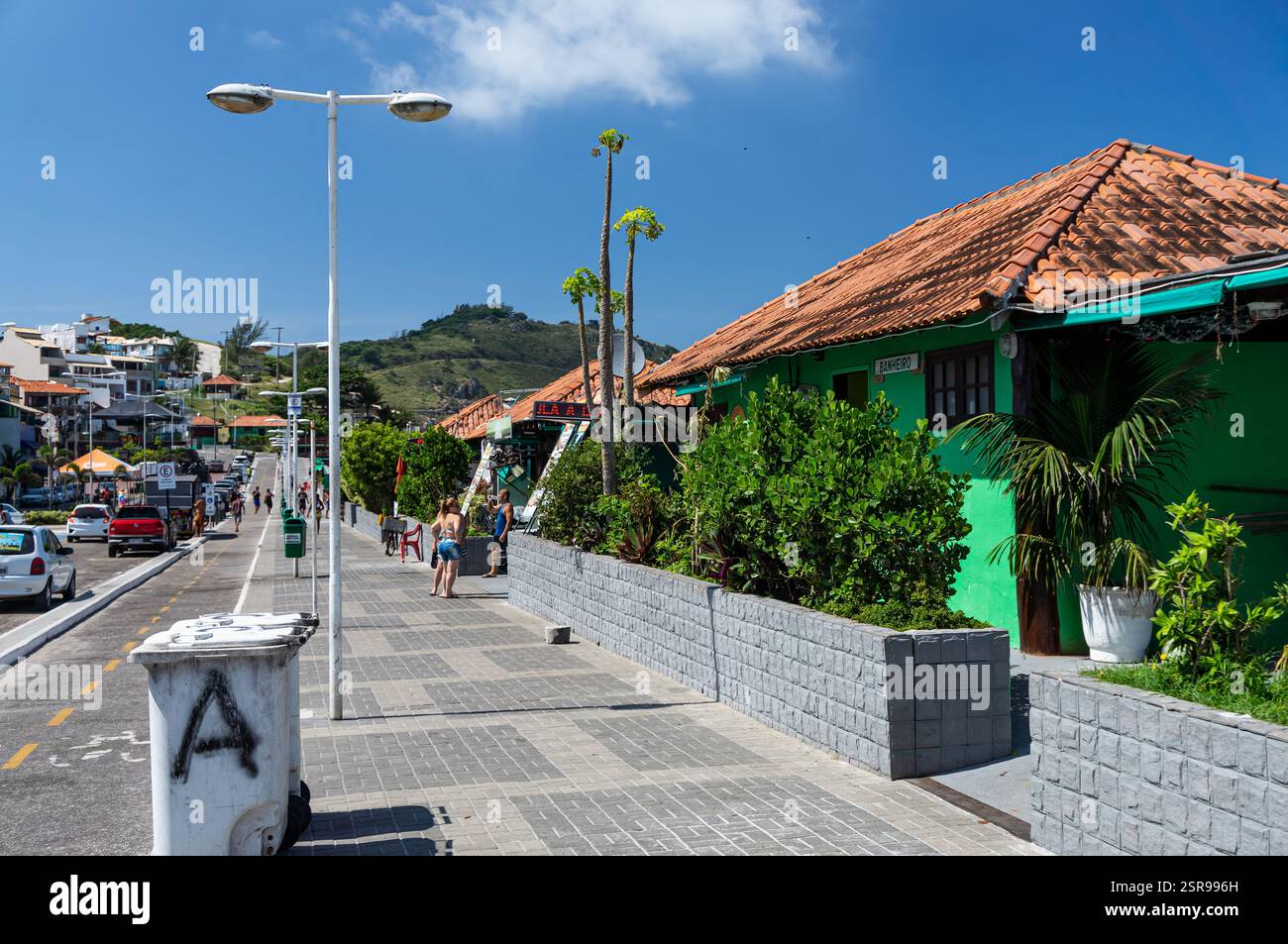Dr. Hermes Barcelos Avenue Südblick mit Strandgebäuden, Grün und Radweg am Praia Grande Beach unter einem sonnigen Sommerhimmel. Stockfoto