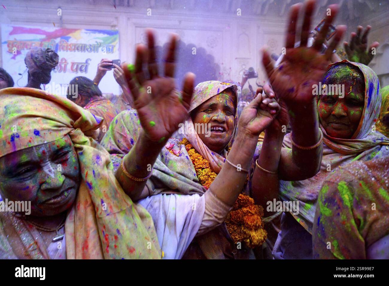 Witwen tanzen, um das Holi-Festival zu feiern, Gopinath-Tempel, Uttar Pradesh, Indien, Asien Stockfoto