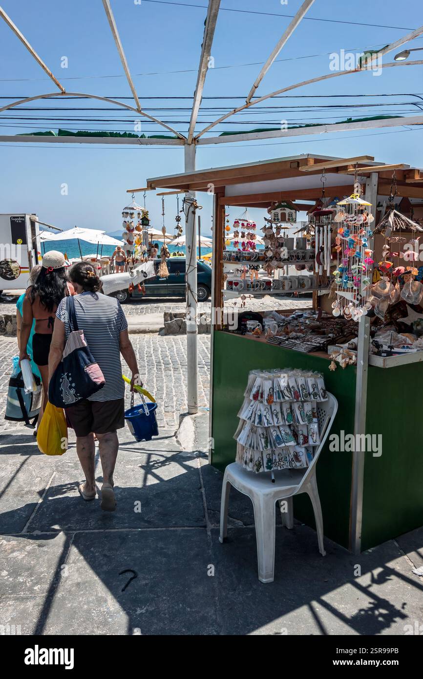 Souvenirstand auf einem öffentlichen Straßenmarkt in der Nähe des Prainha Strandes an der Alfredo Dante Fassini Avenue unter dem sonnigen, klaren blauen Himmel am Sommermorgen. Stockfoto