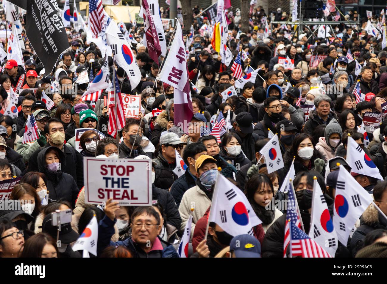 GWANGJU, SÜDKOREA - 15. FEBRUAR: Eine große Menge von Demonstranten, die gegen die Amtsenthebung des südkoreanischen Präsidenten Yoon Seok-yeol sind, versammelte sich am 15. Februar 2025 in Gwangju, Südkorea. Mehrere Proteste, sowohl zugunsten als auch gegen die Amtsenthebung von Präsident Yoon Suk-yeol, fanden am Samstag in Gwangju den ganzen Tag über statt. Stockfoto GWANGJU, SÜDKOREA - 15. FEBRUAR: Eine große Menge von Demonstranten, die gegen die Amtsenthebung des südkoreanischen Präsidenten Yoon Seok-yeol sind, versammelte sich am 15. Februar 2025 in Gwangju, Südkorea. Mehrere Proteste, sowohl zugunsten als auch gegen die Amtsenthebung von Präsident Yoon Suk-yeol, fanden am Samstag in Gwangju den ganzen Tag über statt. Stockfoto