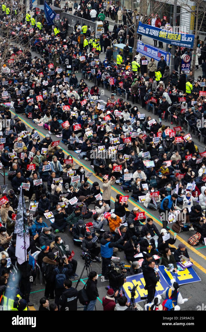 GWANGJU, SÜDKOREA - 15. FEBRUAR: Am 15. FEBRUAR 2025 versammelte sich eine große Menge Demonstranten, die die Amtsenthebung des südkoreanischen Präsidenten Yoon Seok-yeol unterstützen. Mehrere Proteste, sowohl zugunsten als auch gegen die Amtsenthebung von Präsident Yoon Suk-yeol, fanden am Samstag in Gwangju den ganzen Tag über statt. Stockfoto GWANGJU, SÜDKOREA - 15. FEBRUAR: Am 15. FEBRUAR 2025 versammelte sich eine große Menge Demonstranten, die die Amtsenthebung des südkoreanischen Präsidenten Yoon Seok-yeol unterstützen. Mehrere Proteste, sowohl zugunsten als auch gegen die Amtsenthebung von Präsident Yoon Suk-yeol, fanden am Samstag in Gwangju den ganzen Tag über statt. Stockfoto
