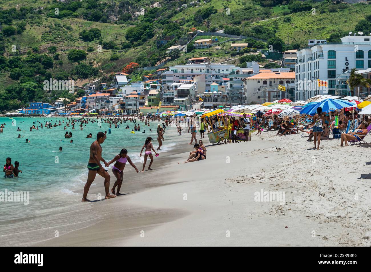 Der südöstliche Blick auf die überfüllte Küste von Prainha mit Touristen, die das blaue Wasser des Atlantischen Ozeans unter einem sonnigen, heißen Sommernachmittag genießen. Stockfoto