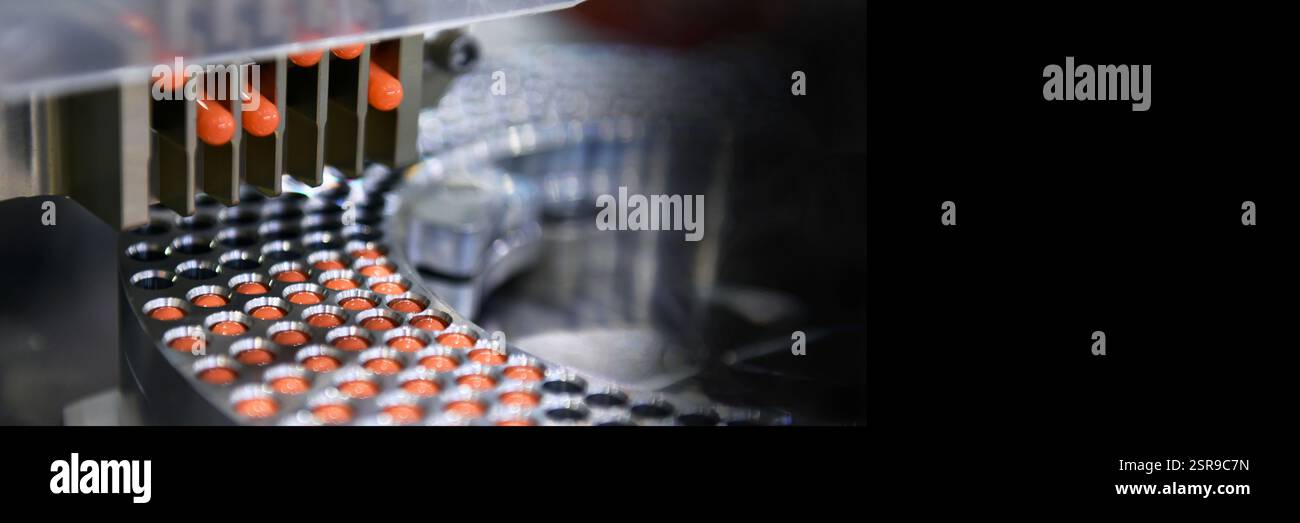 Kapsel Medizin Pille Produktionslinie, industrielles pharmazeutisches Konzept.Kopierraum Stockfoto