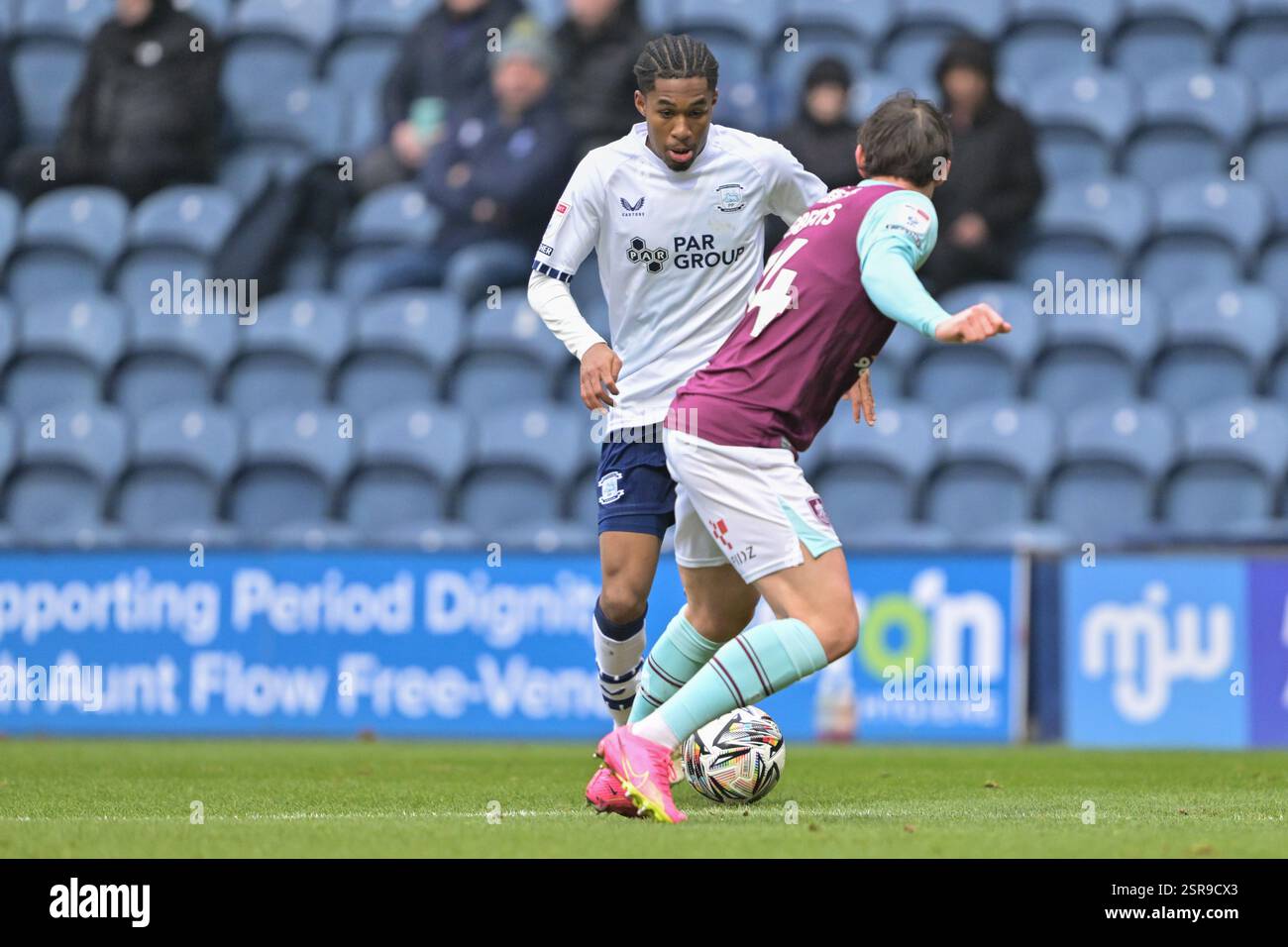 Deepdale, Preston, Großbritannien. Februar 2025. EFL Championship Football, Preston North End gegen Burnley; Jayden Meghoma aus Preston North End wird von Connor Roberts von Burnley unter Druck gesetzt Stockfoto