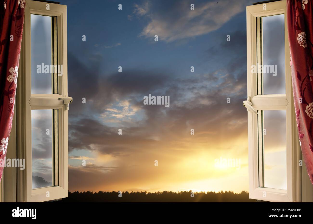 Offenes Fenster mit Blick auf den fantastischen Sonnenuntergangshimmel mit orangefarbenem Sonnenlicht. Frischluftkonzept mit Doppelverglasung Stockfoto