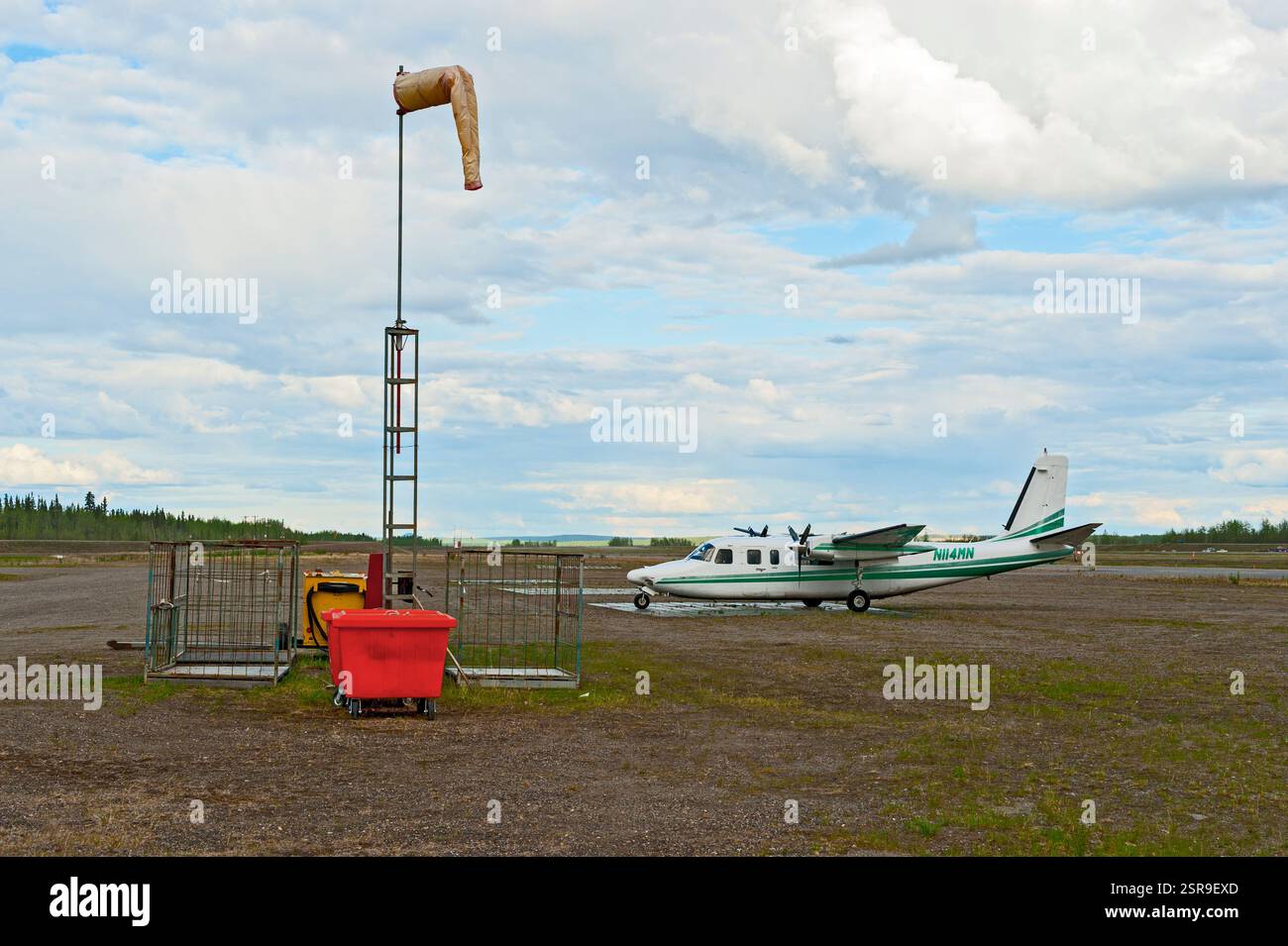 Eine Bundesregierung beauftragte ein zweimotoriges Aero Commander Flugzeug für das Bureau of Land Management, Alaska Fire Service in Galena. Stockfoto