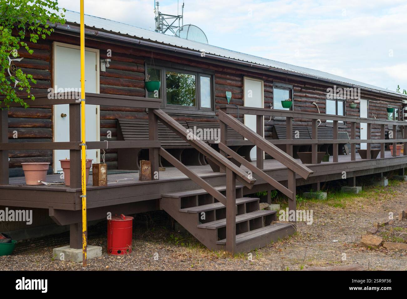 Vordereingänge des Innenministeriums der USA, Bureau of Land Management, Alaska Fire Service, Galena Zone Hauptquartier in Galena, Alaska, USA. Stockfoto