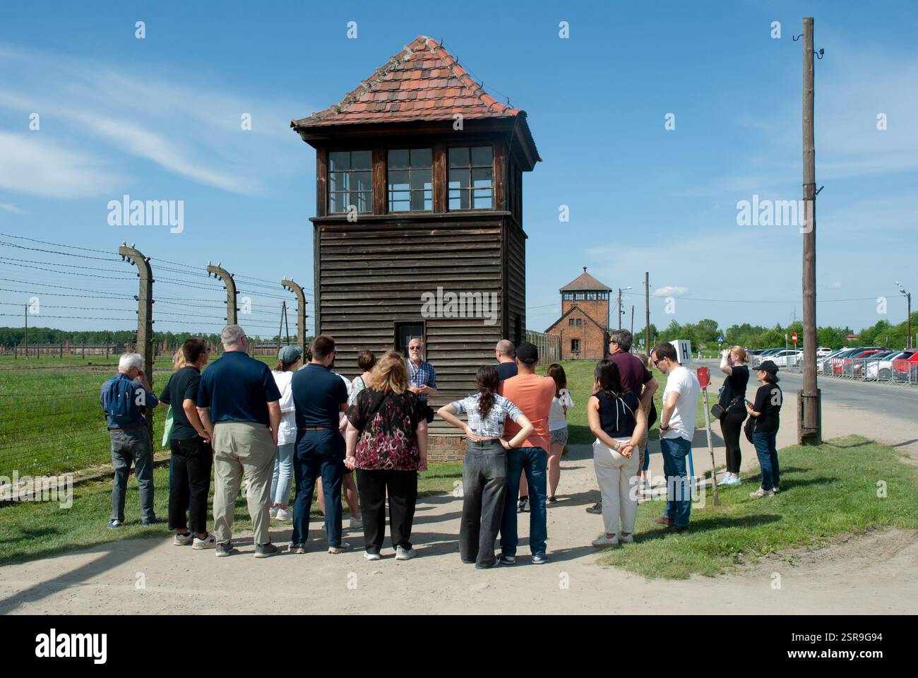 Informative Tour für eine kleine Gruppe von Besuchern des Todeslagers Birkenau Stockfoto