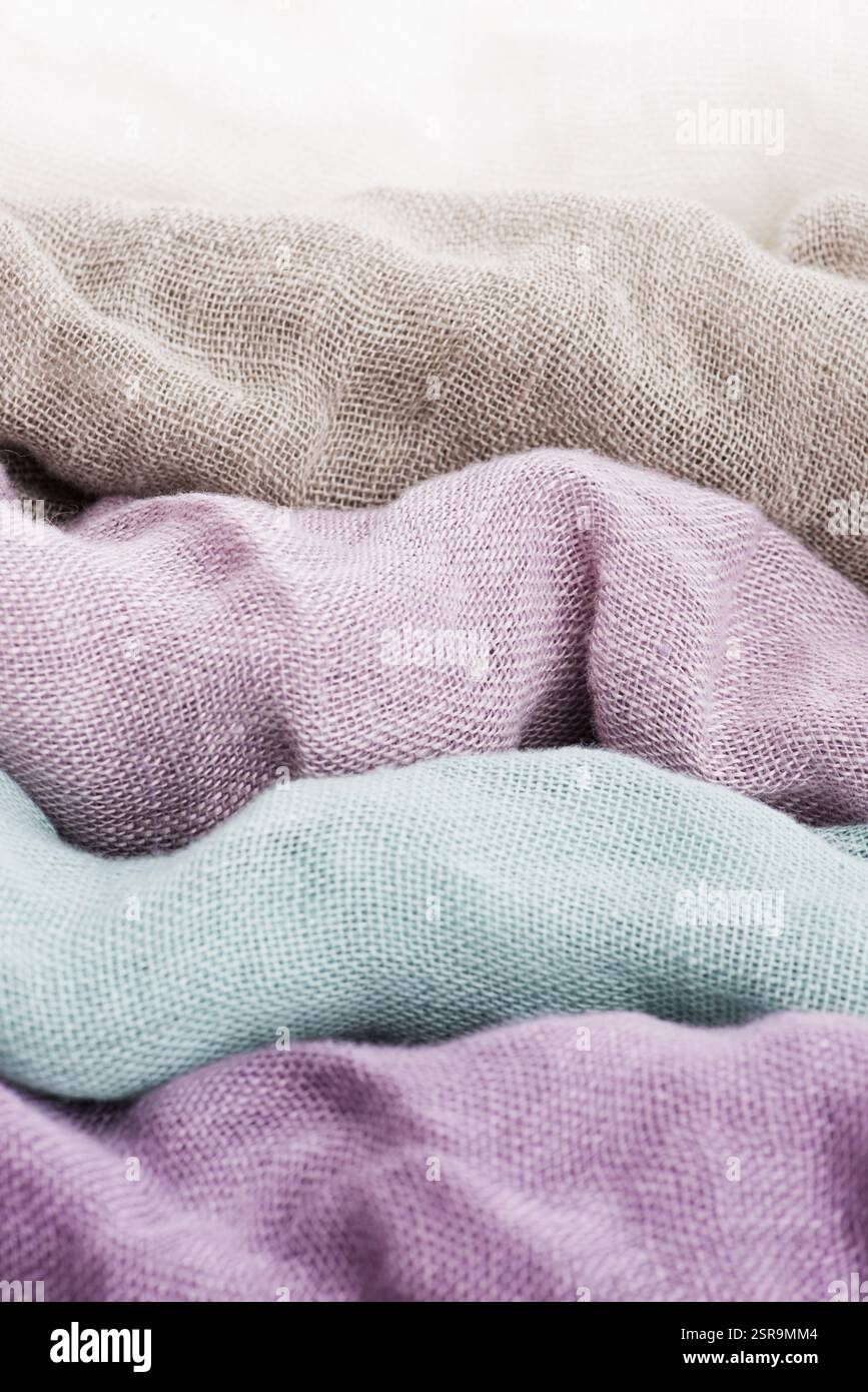 Mehrfarbiges Textil mit violetten Farbtönen und bunten Akzenten und satter, detailreicher Textur, Flachs Stockfoto