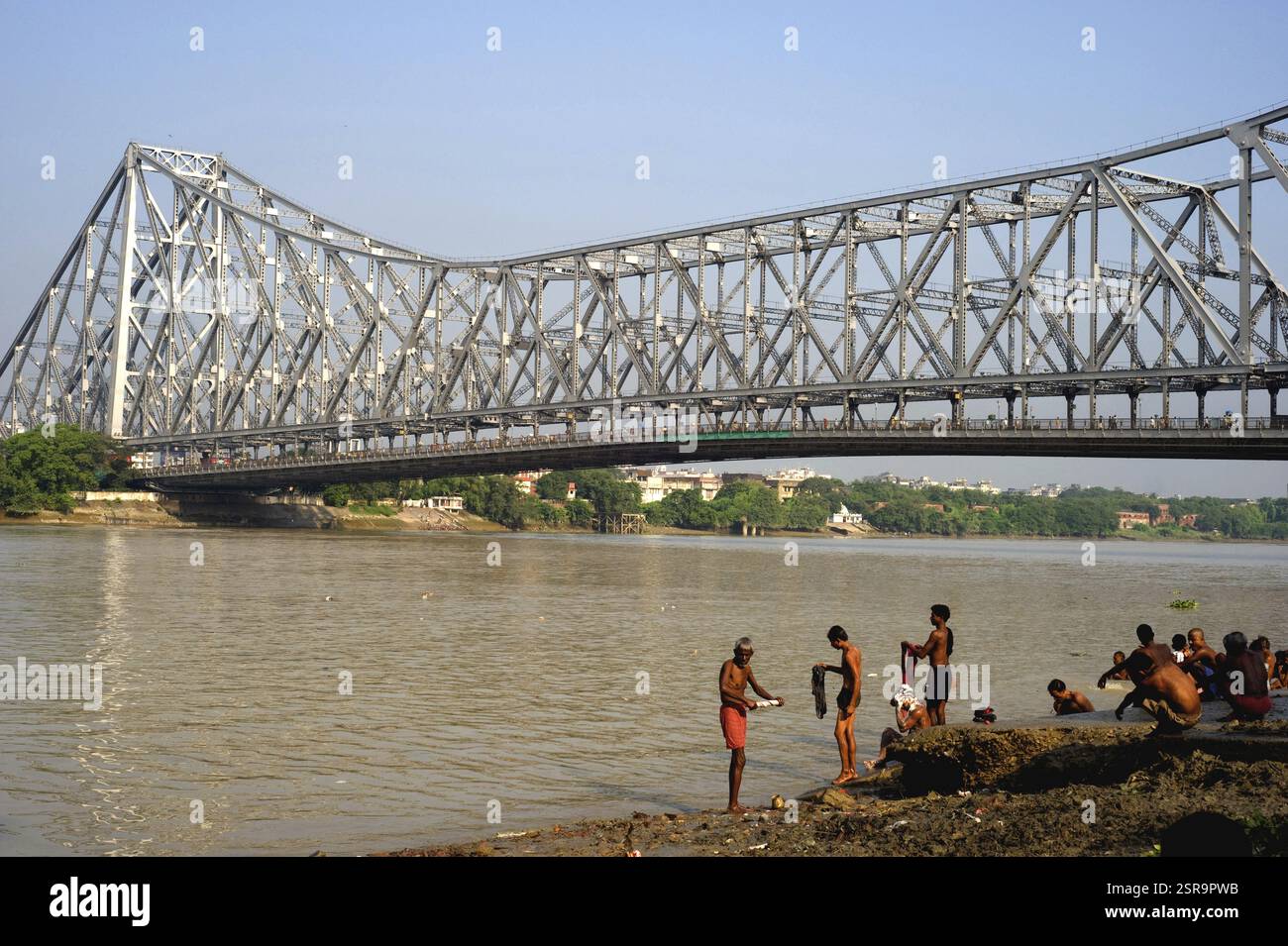 Howrah-Brücke bekannt als rabindra setu am hootly River, Kalkutta Kalkutta Kalkutta, Westbengalen, Indien 16. Oktober 2009 Stockfoto