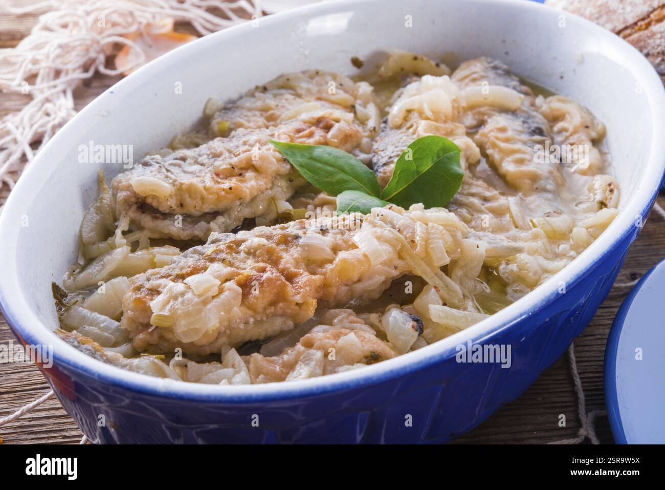 Sauer eingelegte gebratene Heringe Stockfoto