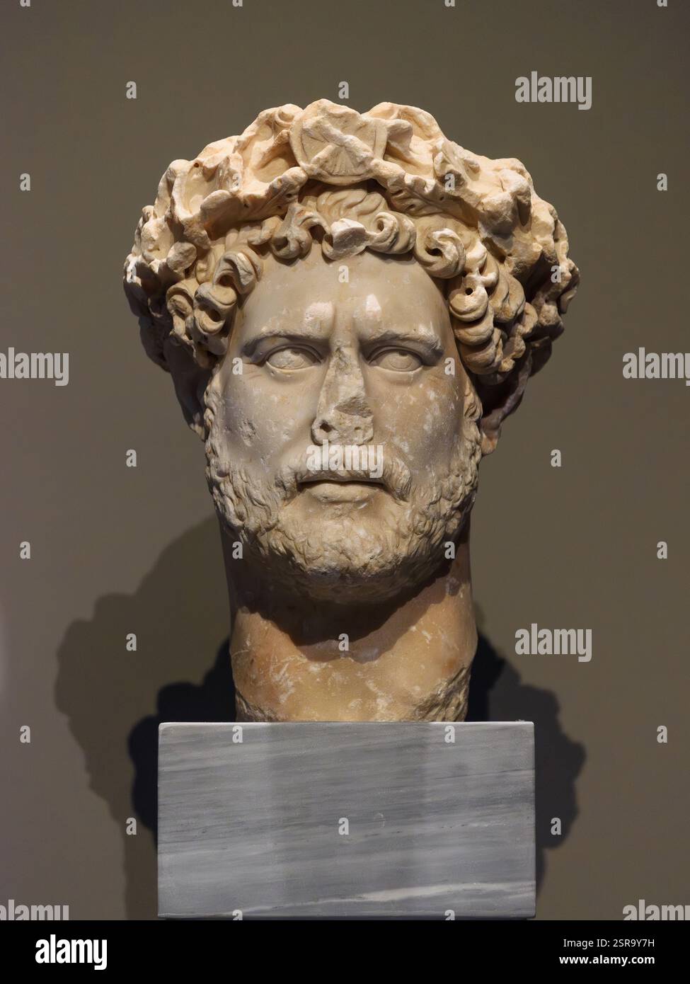 Athen. Griechenland. Kolossales Portraitkopf des römischen Kaisers Hadrian, 117-138 n. Chr. nationales Archäologisches Museum von Athen. Pentelic Marmor. Gefunden in Ath Stockfoto