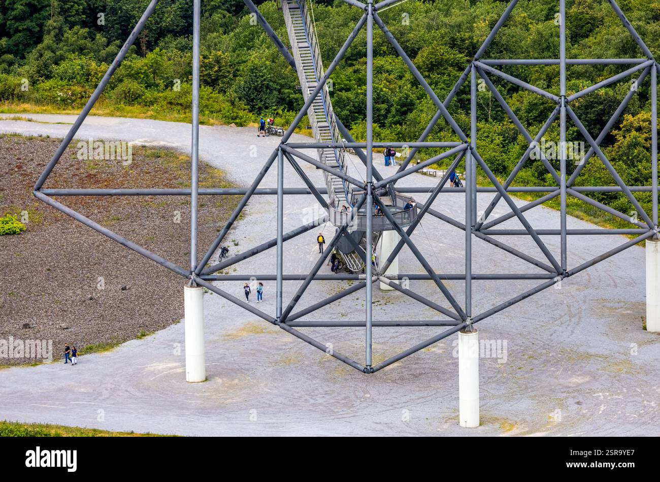Aus der Vogelperspektive, Tetraeder-Skulptur, Aussichtsterrasse in Form einer dreiseitigen Pyramide, Wahrzeichen auf dem Beckstraße-Schlackenhaufen, Batenbrock-Nord, Bott Stockfoto