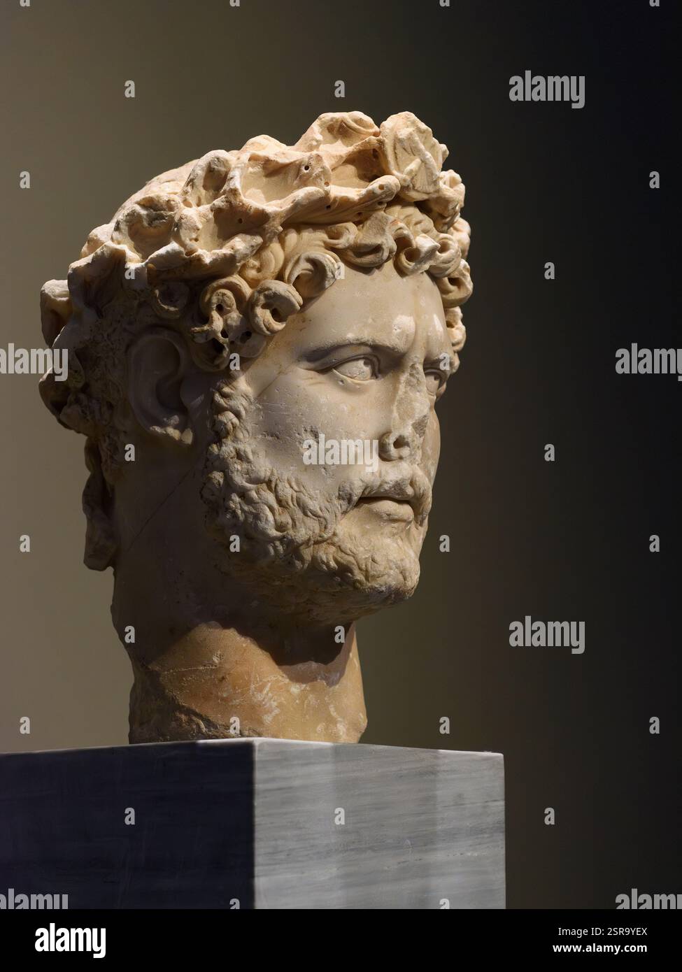 Athen. Griechenland. Kolossales Portraitkopf des römischen Kaisers Hadrian, 117-138 n. Chr. nationales Archäologisches Museum von Athen. Pentelic Marmor. Gefunden in Ath Stockfoto