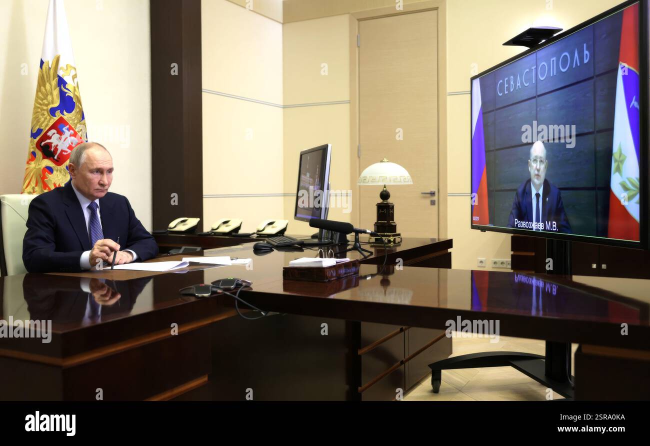 Bezirk Odintsovsky, Russland. Februar 2025. Der russische Präsident Wladimir Putin hält am 14. Februar 2025 im Bezirk Odintsowski, Oblast Moskau, eine Videokonferenz mit dem Gouverneur von Sewastopol Michail Razwozhajew ab der Staatsresidenz Nowo-Ogarjowo ab. Quelle: Gavriil Grigorov/Kreml Pool/Alamy Live News Stockfoto