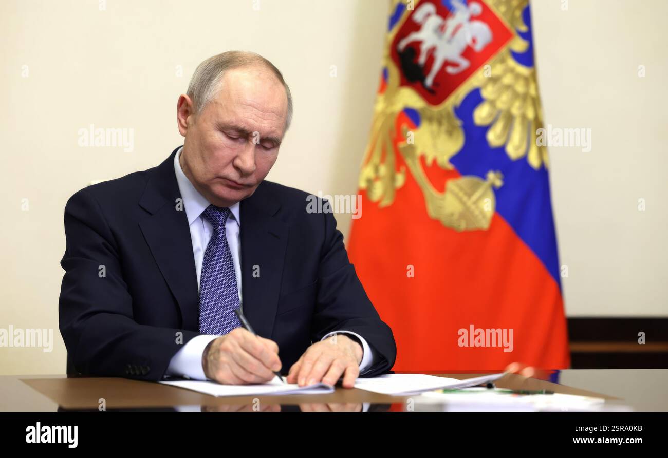 Bezirk Odintsovsky, Russland. Februar 2025. Der russische Präsident Wladimir Putin macht Notizen während einer Videokonferenz mit dem Gouverneur von Sewastopol Michail Razwozhajew aus der Residenz des Staates Nowo-Ogarjowo am 14. Februar 2025 im Bezirk Odintsowski, Oblast Moskau, Russland. Quelle: Gavriil Grigorov/Kreml Pool/Alamy Live News Stockfoto