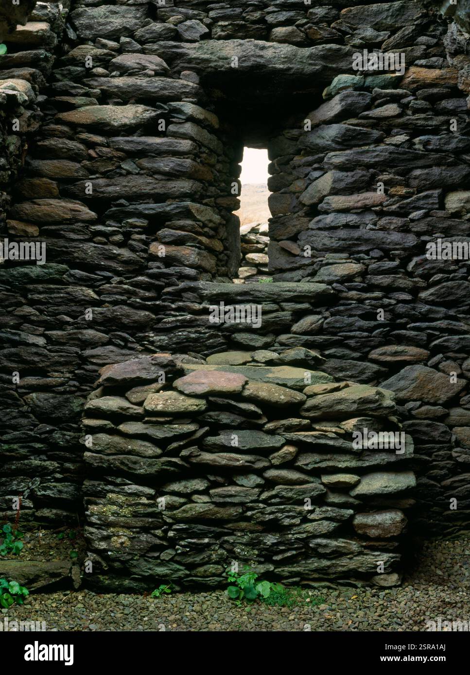 Trockenaltar unter dem Ostfenster des St. Brendan's Oratory, Kilmalkedar, Co Kerry, Republik Irland. Ein rechteckiges, bootförmiges Oratorium, ausgerichtet auf E-W. Stockfoto