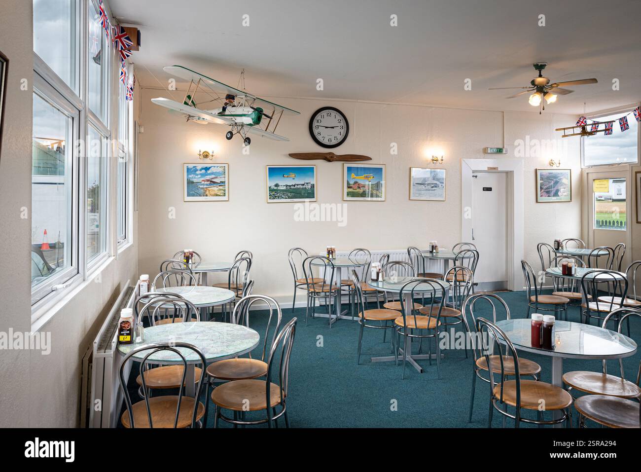 Café-Interieur, das Touchdown Cafe am Wellesbourne Airfield für Piloten. Stockfoto