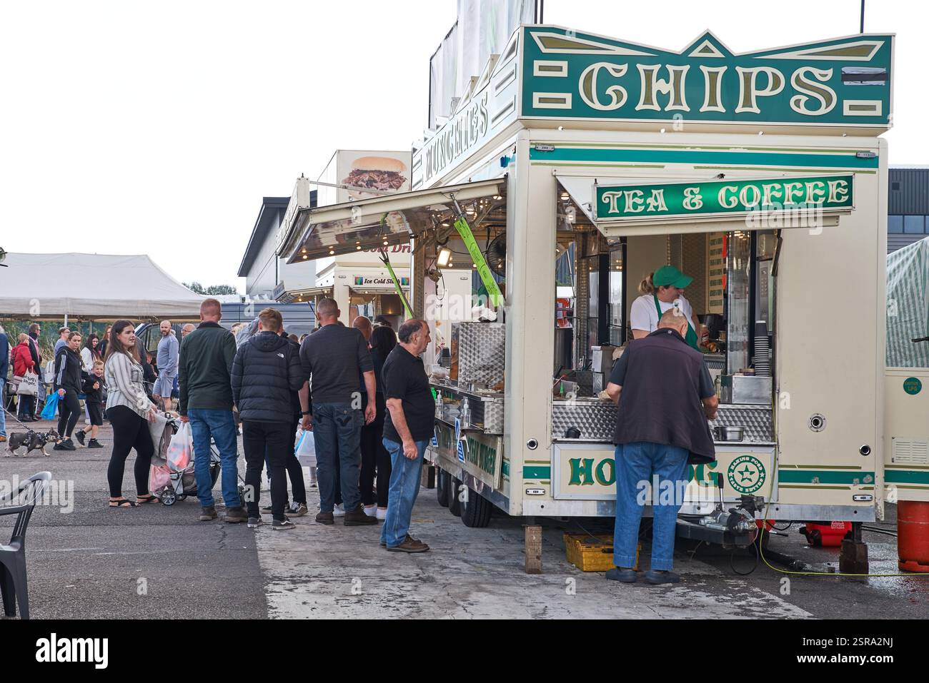 Gäste stehen in einem Fast Food and Drinks Trailer auf dem Wellesbourne Airfield Market an Wochenenden und Feiertagen an. Stockfoto