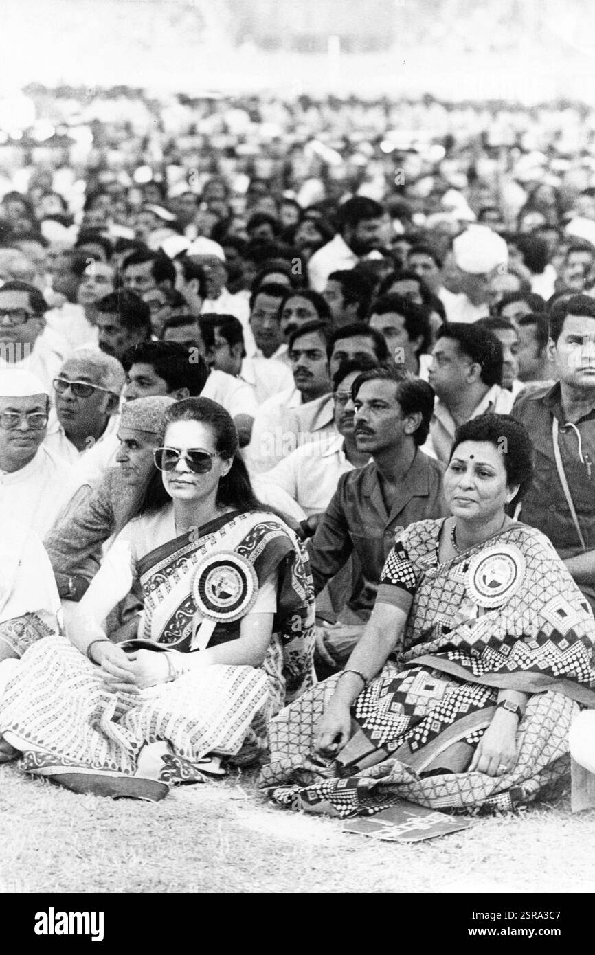 Sonia Gandhi sitzt mit Menschenmenge, AICC-Sitzung, Mumbai, Maharashtra, Indien, Asien, 1985, Asien Stockfoto