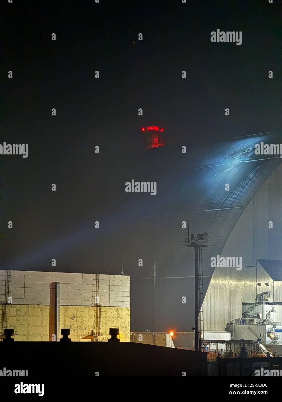 Russische Drohnenangriff auf das Kernkraftwerk Chornobyl. Nach einem Drohnenangriff am 14. Februar 2025 ist ein Brand aus dem New Safe Containment (NSC) am Standort des Kernkraftwerks Chornobyl zu sehen. Stockfoto Russische Drohnenangriff auf das Kernkraftwerk Chornobyl. Nach einem Drohnenangriff am 14. Februar 2025 ist ein Brand aus dem New Safe Containment (NSC) am Standort des Kernkraftwerks Chornobyl zu sehen. Stockfoto
