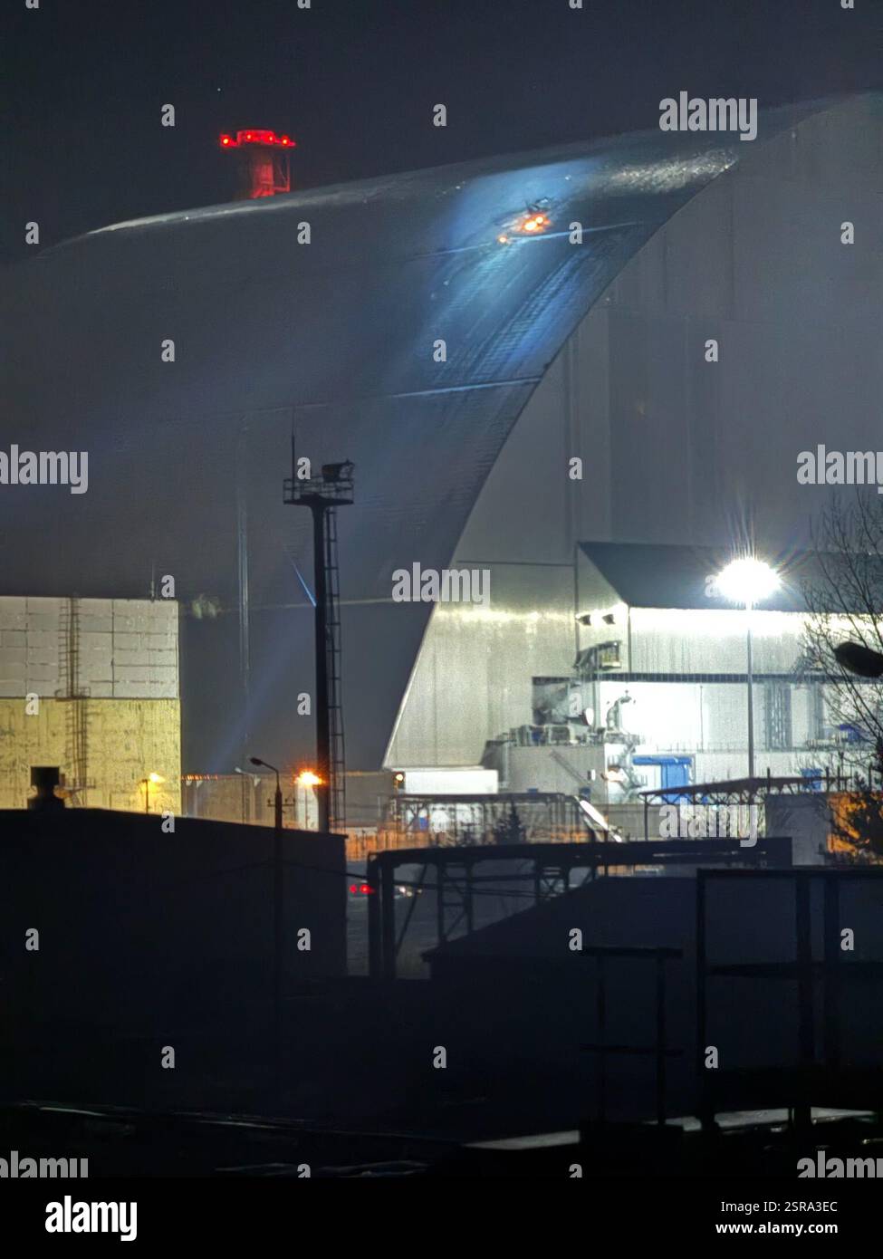Russische Drohnenangriff auf das Kernkraftwerk Chornobyl. Nach einem Drohnenangriff am 14. Februar 2025 ist ein Brand aus dem New Safe Containment (NSC) am Standort des Kernkraftwerks Chornobyl zu sehen. Stockfoto Russische Drohnenangriff auf das Kernkraftwerk Chornobyl. Nach einem Drohnenangriff am 14. Februar 2025 ist ein Brand aus dem New Safe Containment (NSC) am Standort des Kernkraftwerks Chornobyl zu sehen. Stockfoto