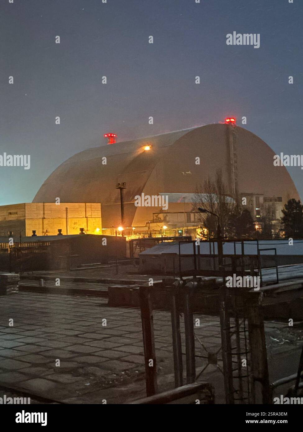 Russische Drohnenangriff auf das Kernkraftwerk Chornobyl. Nach einem Drohnenangriff am 14. Februar 2025 ist ein Brand aus dem New Safe Containment (NSC) am Standort des Kernkraftwerks Chornobyl zu sehen. Stockfoto Russische Drohnenangriff auf das Kernkraftwerk Chornobyl. Nach einem Drohnenangriff am 14. Februar 2025 ist ein Brand aus dem New Safe Containment (NSC) am Standort des Kernkraftwerks Chornobyl zu sehen. Stockfoto