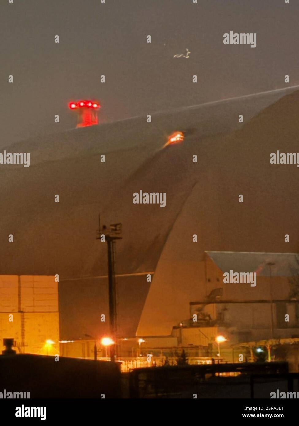 Russische Drohnenangriff auf das Kernkraftwerk Chornobyl. Nach einem Drohnenangriff am 14. Februar 2025 ist ein Brand aus dem New Safe Containment (NSC) am Standort des Kernkraftwerks Chornobyl zu sehen. Stockfoto Russische Drohnenangriff auf das Kernkraftwerk Chornobyl. Nach einem Drohnenangriff am 14. Februar 2025 ist ein Brand aus dem New Safe Containment (NSC) am Standort des Kernkraftwerks Chornobyl zu sehen. Stockfoto