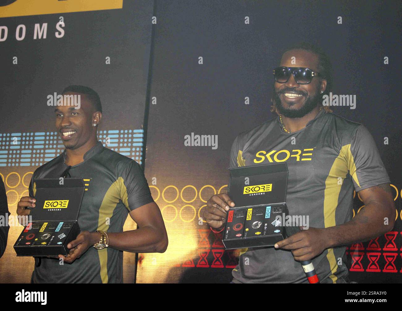 West Indies Cricket-Spieler Dwayne Bravo und Chris Gayle während der Einführung des Skore Champion Serie Kondome in Mumbai Stockfoto