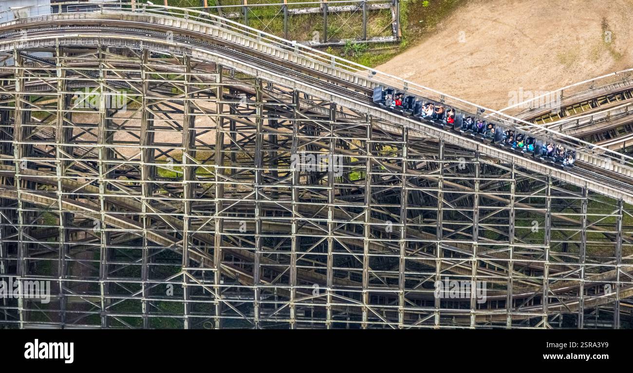 Luftaufnahme, Movie Park Germany Freizeitpark, Vergnügungspark zum Thema Film, Gerüste und Fahrt auf der hölzernen Achterbahn The Bandit, Vergnügungspark Stockfoto