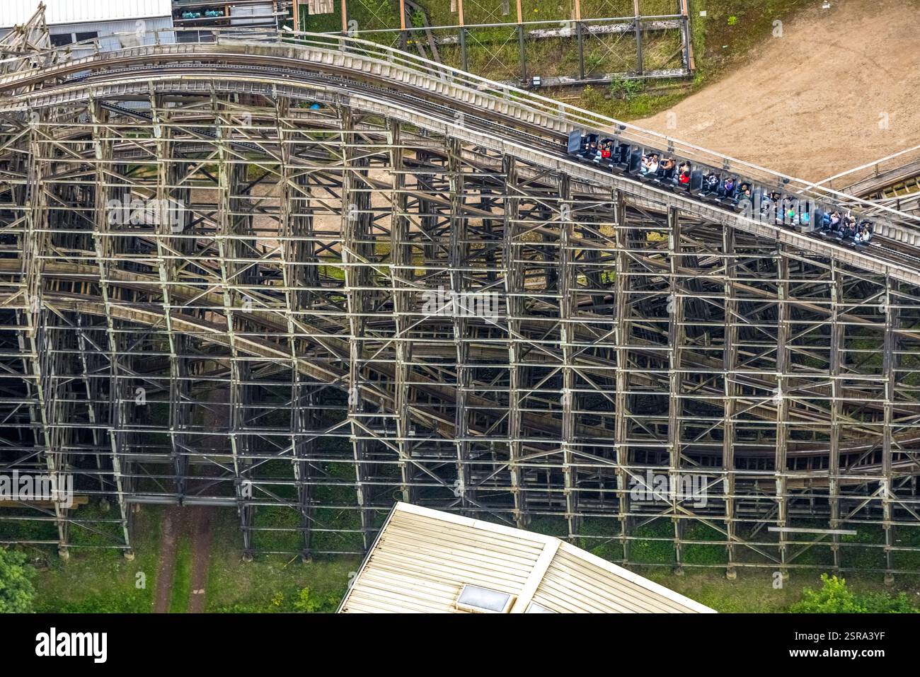 Luftaufnahme, Movie Park Germany Freizeitpark, Vergnügungspark zum Thema Film, Gerüste und Fahrt auf der hölzernen Achterbahn The Bandit, Vergnügungspark Stockfoto