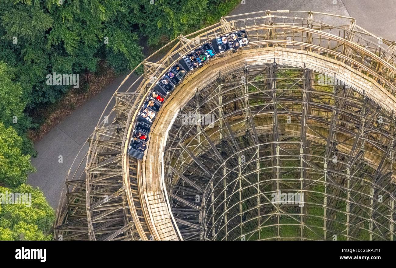 Luftaufnahme, Movie Park Germany Freizeitpark, Vergnügungspark zum Thema Film, Gerüste und Fahrt auf der hölzernen Achterbahn The Bandit, Vergnügungspark Stockfoto