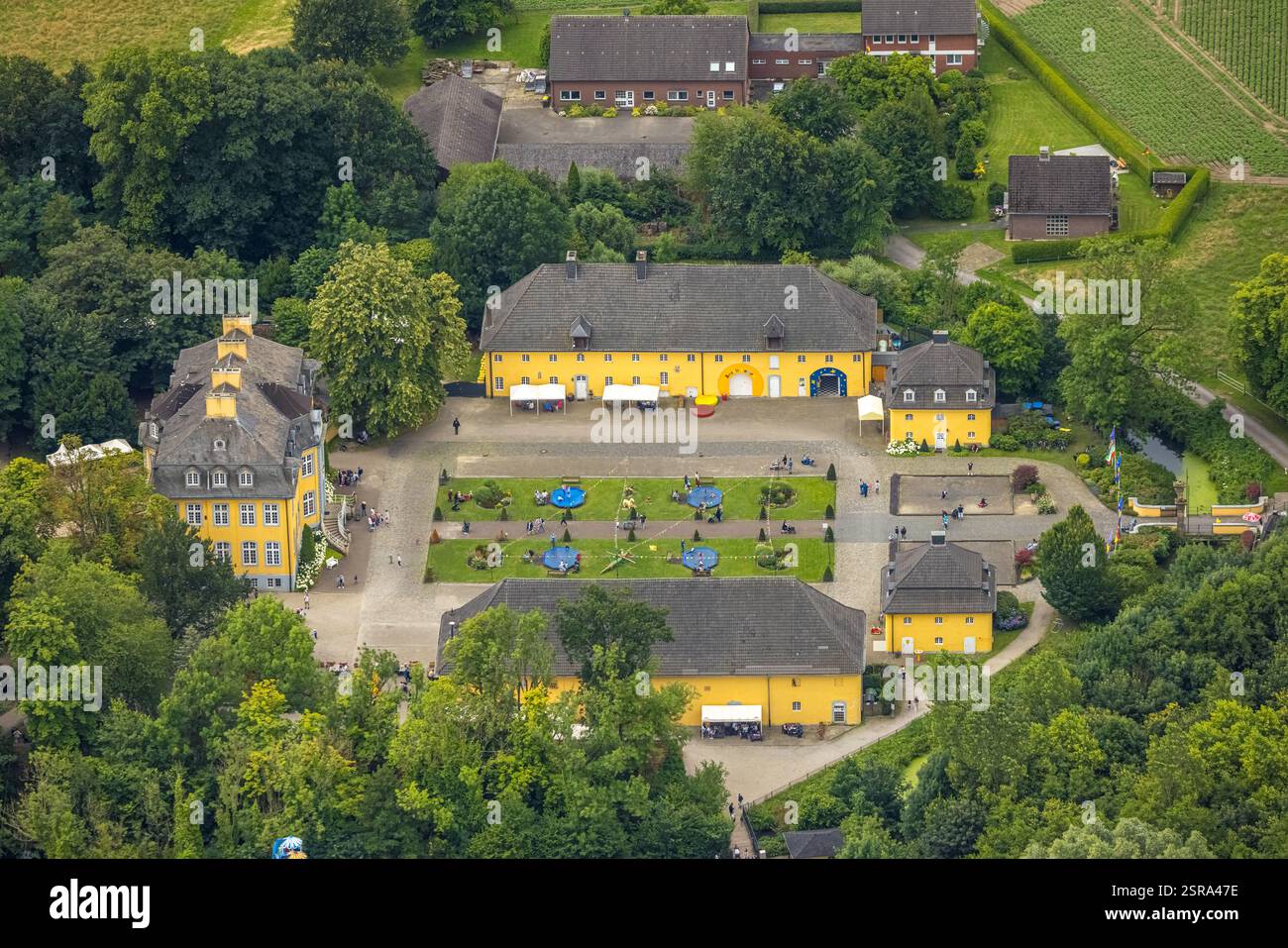 Luftaufnahme, Schloss Beck und Spielplätze, Kirchhellen-Nord-Ost, Bottrop, Ruhrgebiet, Nordrhein-Westfalen, Deutschland Stockfoto