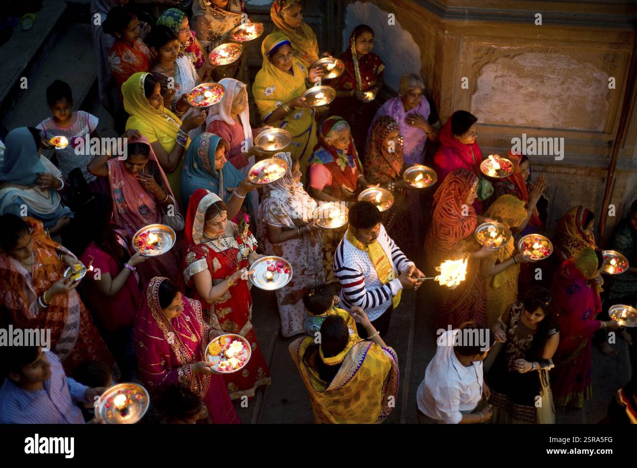 Menschen halten Aarti, Fluss Yamuna, Vrindavan, Uttar Pradesh, Indien, Asien Stockfoto