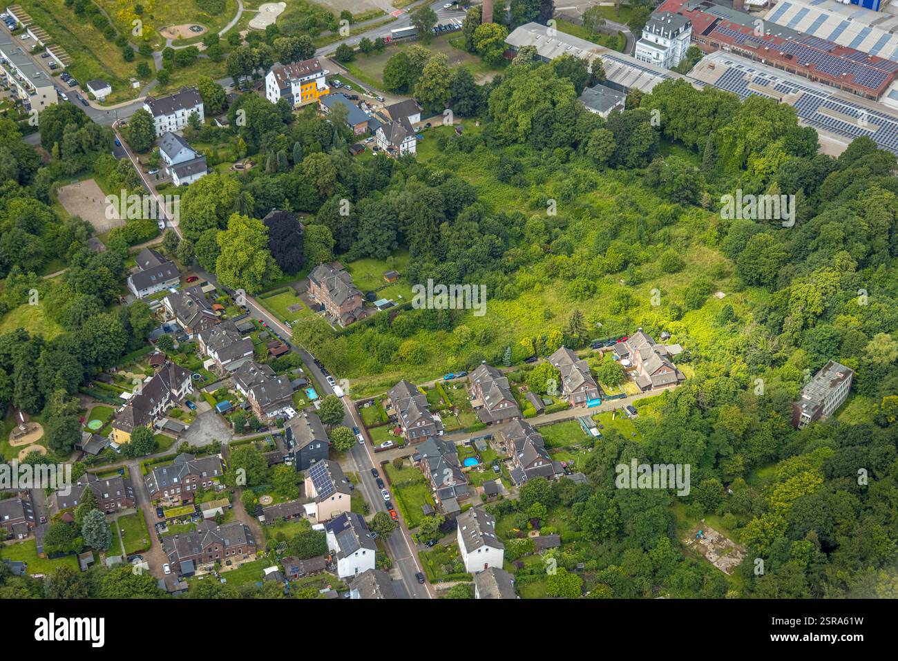 Luftaufnahme, Wiesenfläche des ehemaligen Kleingartengeländes am Ruhrort, Arbeiterwohnheim am Ruhrort, Dahlhausen, Bochum, Ruhrgebiet, Nordrhein Stockfoto