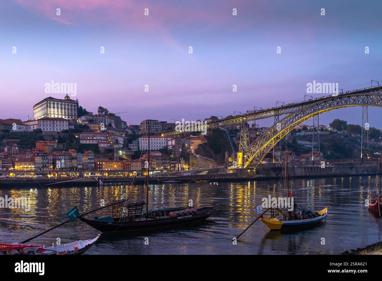 Die Brücke Dom Luis I über den Fluss Douro, eine Doppelstockbrücke aus Metall, die die Städte Porto und Vila Nova de Gaia in Portugal verbindet. Stockfoto