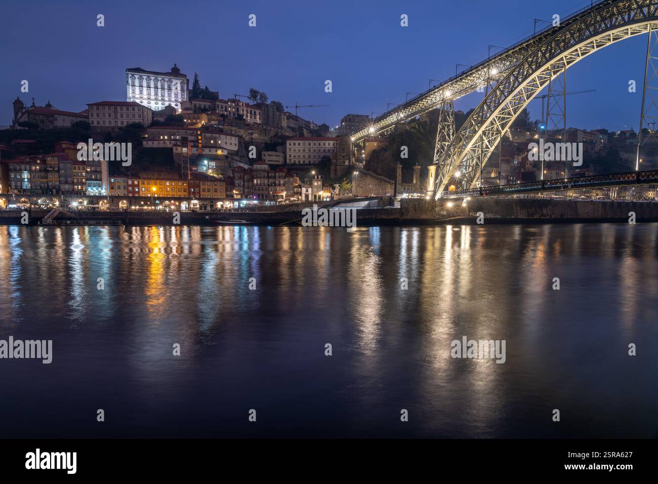 Die Brücke Dom Luis I über den Fluss Douro, eine Doppelstockbrücke aus Metall, die die Städte Porto und Vila Nova de Gaia in Portugal verbindet. Stockfoto