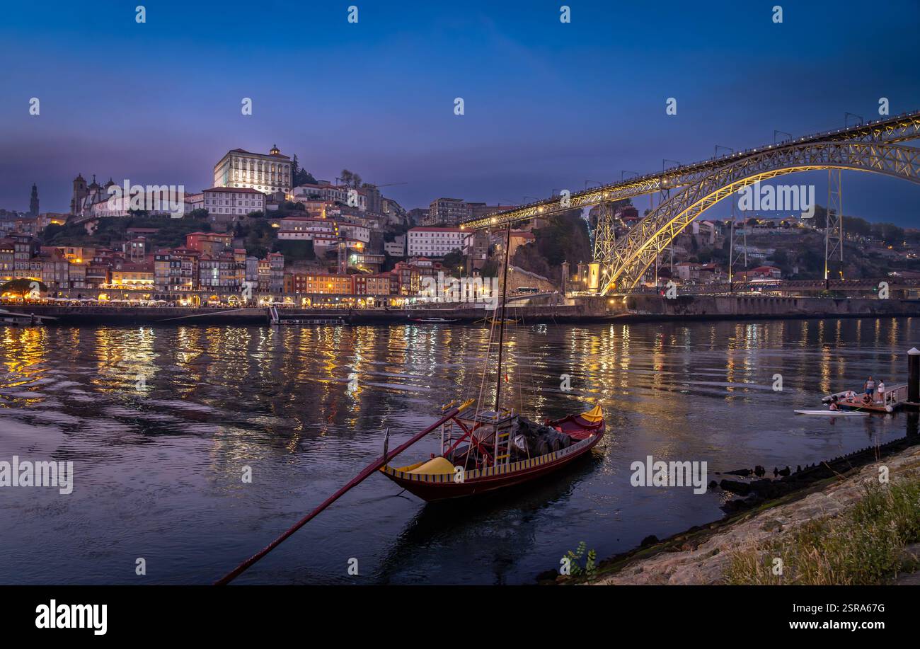 Die Brücke Dom Luis I über den Fluss Douro, eine Doppelstockbrücke aus Metall, die die Städte Porto und Vila Nova de Gaia in Portugal verbindet. Stockfoto