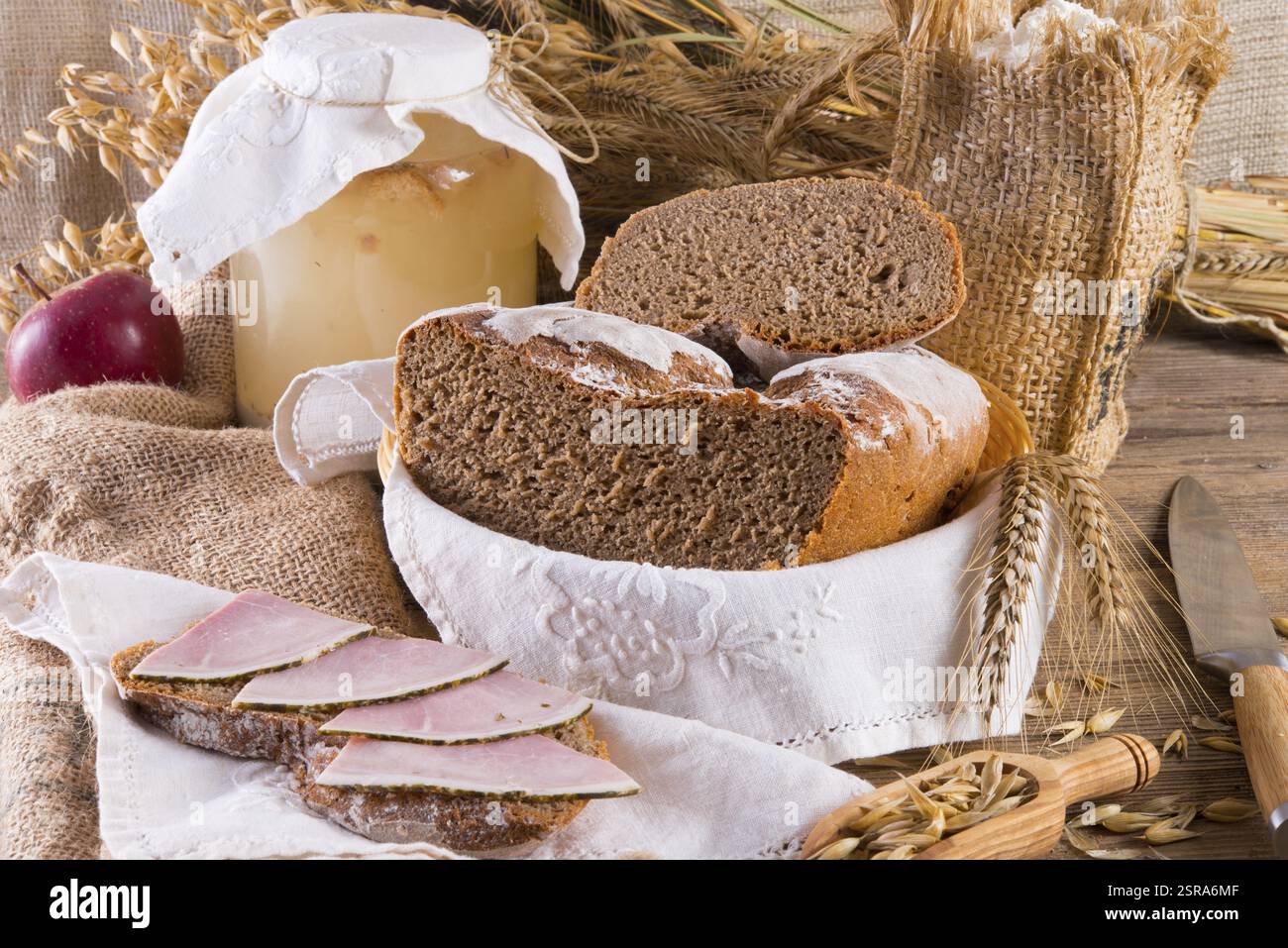 Traditionelles Brot frisch gebacken Stockfoto