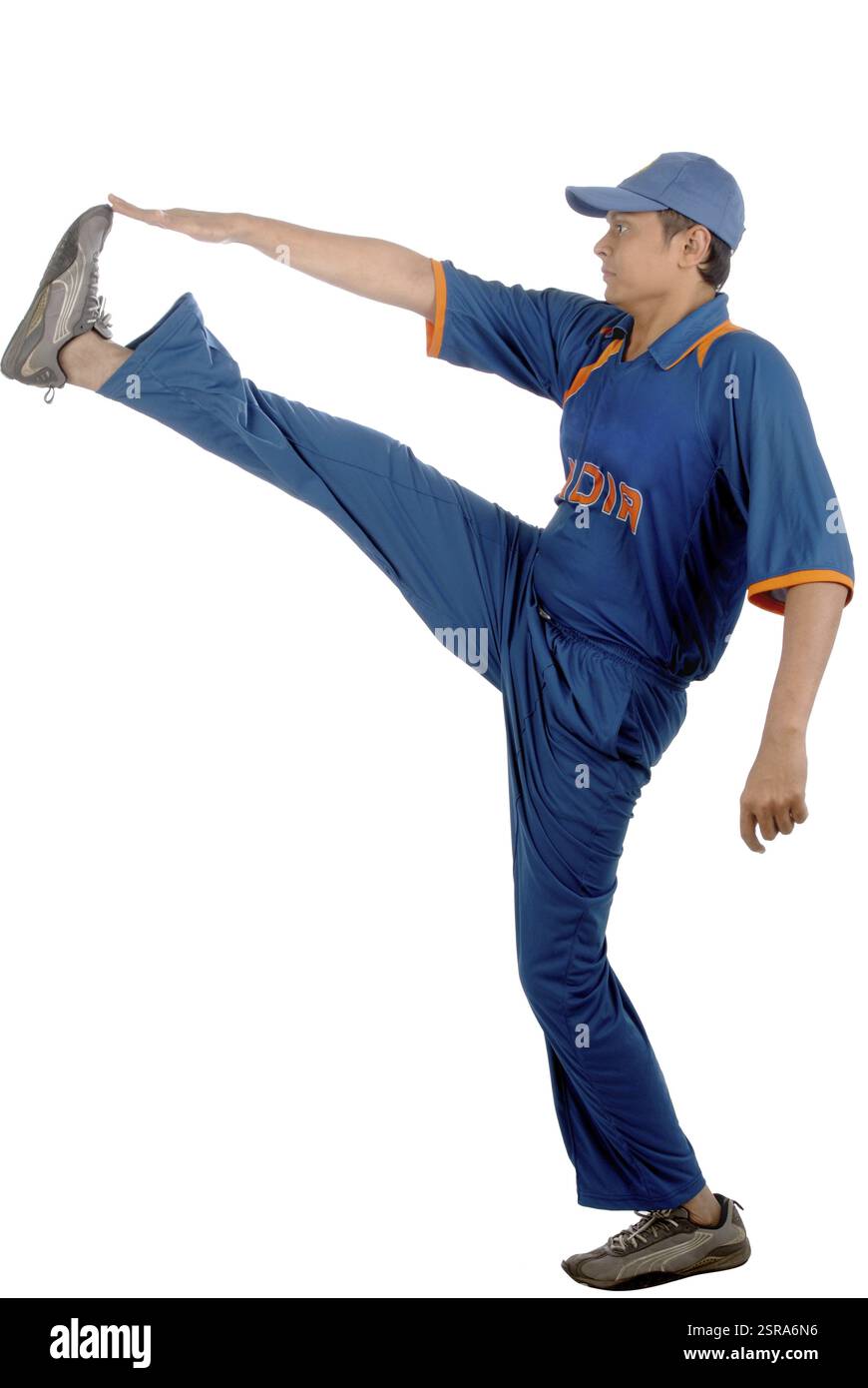 Cricket-Spieler dabei entspannte Muskeln streckte Herr #782W Stockfoto