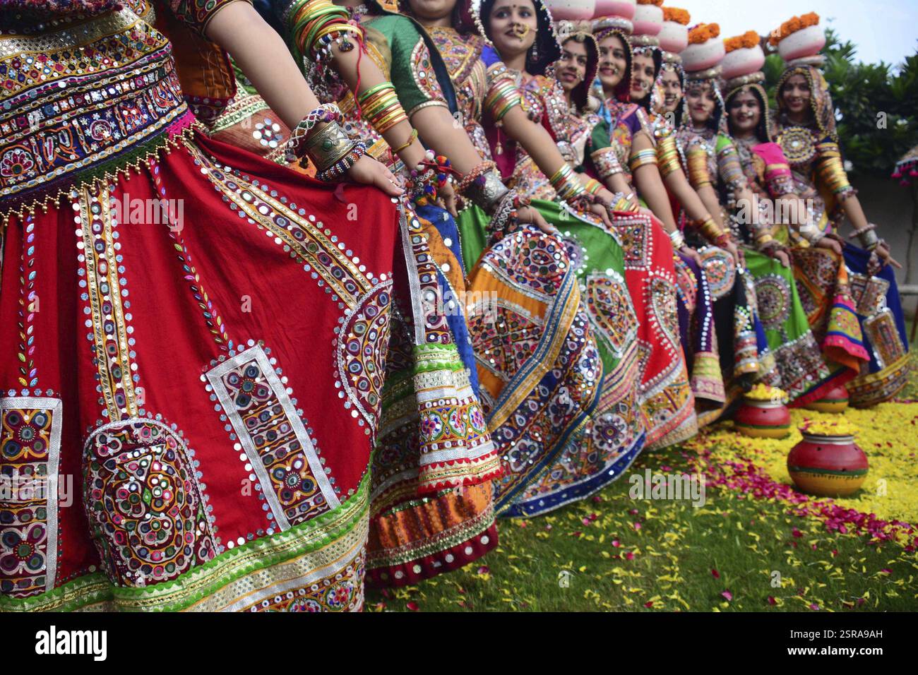 Mädchen in traditioneller Kleidung, Schritte Praxis der Garba Tanz in Vorbereitung des Navratri Festivals in Ahmadabad Stockfoto